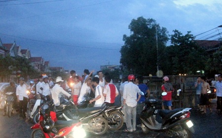 Xe tải tông xe máy rồi lật nghiêng giữa đường