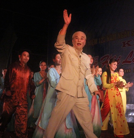 Rơi nước mắt vở diễn Bác Hồ về thăm quê lần thứ 2