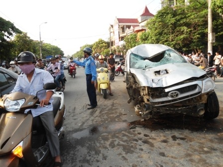 Ô tô “điên” náo loạn đường phố