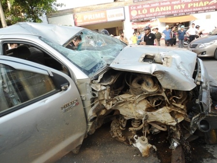 Ô tô “điên” náo loạn đường phố