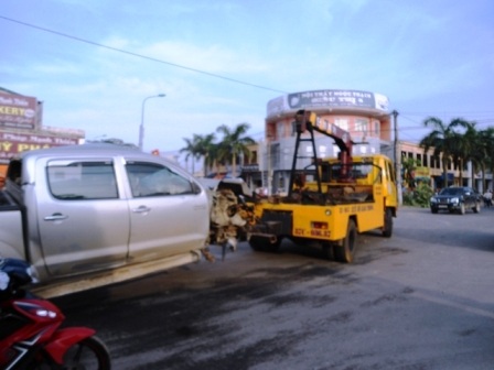 Ô tô “điên” náo loạn đường phố