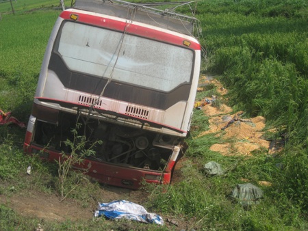 Xe lao xuống ruộng, 20 hành khách hú vía