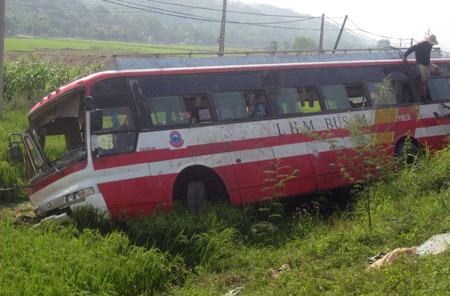 Xe lao xuống ruộng, 20 hành khách hú vía
