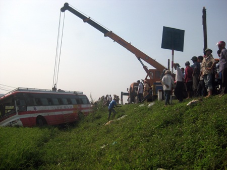 Xe lao xuống ruộng, 20 hành khách hú vía