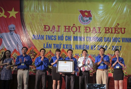 Đoàn trường ĐH Vinh đón nhận Bằng khen của Thủ tướng Chính phủ