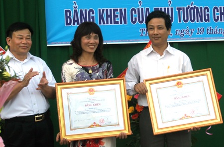 3 giáo viên đón nhận Huân chương lao động hạng Ba, Bằng khen - 2 3 giáo viên đón nhận Huân chương lao động hạng Ba, Bằng khen