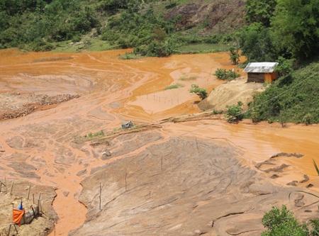 Xả thải gây ô nhiễm nghiêm trọng.