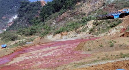 Nước thải đỏ ố tại xã Châu Tiến.