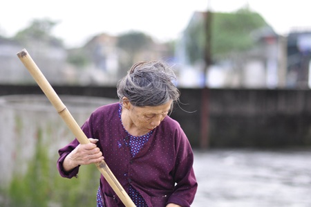 Nhọc nhằn đời muối.