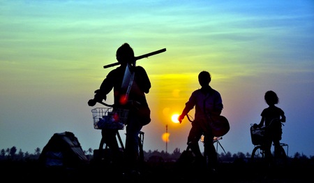 Sau một ngày vất vả họ trở về trong vui tươi.