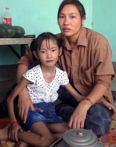 Nụ cười tím ngắt của cô bé 7 tuổi chỉ nặng 10kg