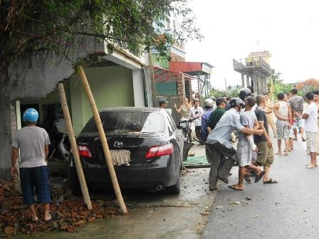 “Xế hộp” mất lái, tông sập tường nhà dân - 4 “Xế hộp” mất lái, tông sập tường nhà dân