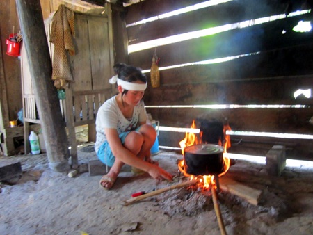 Bé gái lớp 7 nuốt nước mắt nhìn bố mẹ chết mòn vì bệnh tật - 4