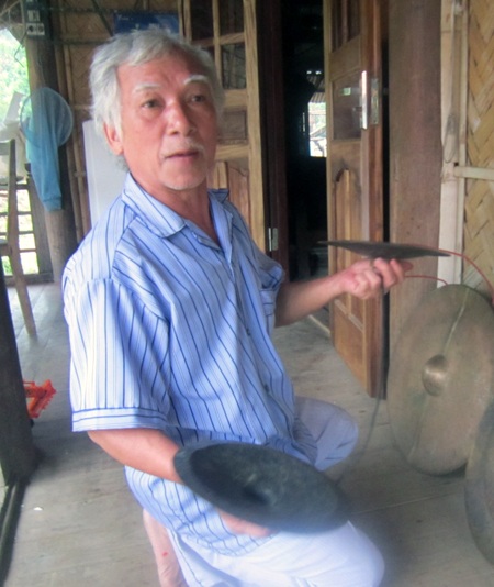 Nghệ nhân cồng chiêng bên dòng sông Lam