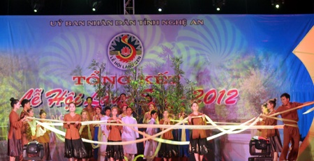 Lễ hội Làng Sen 2012 thành công rực rỡ