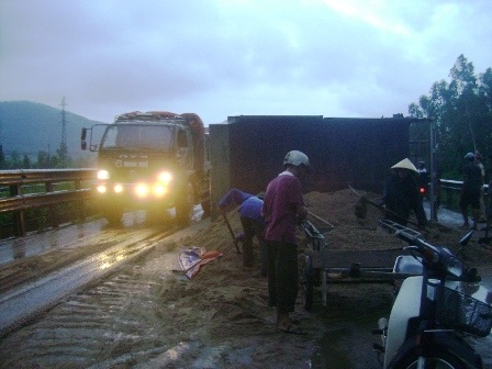 Xe tải chở cát lật ngang, Quốc lộ 1A tê liệt nhiều giờ - 1