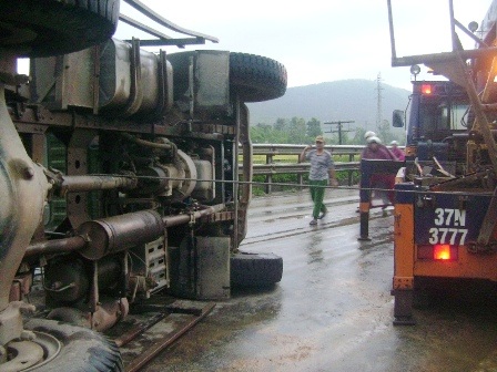 Xe tải chở cát lật ngang, Quốc lộ 1A tê liệt nhiều giờ - 4