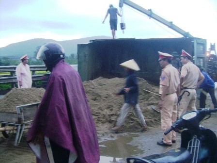 Xe tải chở cát lật ngang, Quốc lộ 1A tê liệt nhiều giờ - 2