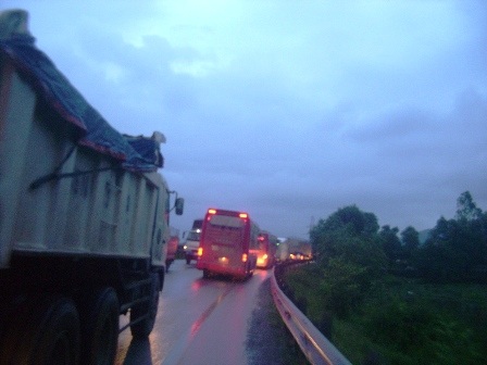 Xe tải chở cát lật ngang, Quốc lộ 1A tê liệt nhiều giờ - 6