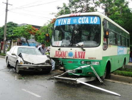 Xe buýt mất lái đâm nát đầu ô tô 4 chỗ 