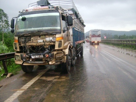 Xe tải chở cát lật ngang, Quốc lộ 1A tê liệt nhiều giờ - 3