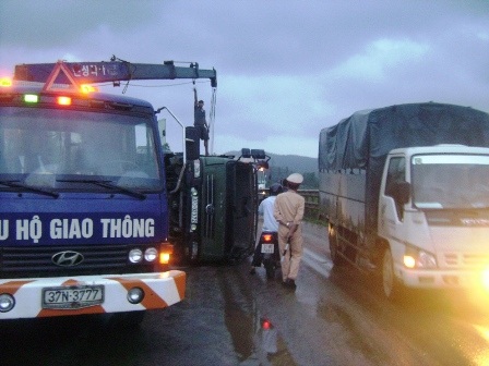 Xe tải chở cát lật ngang, Quốc lộ 1A tê liệt nhiều giờ - 5