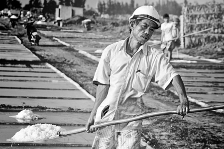 Nhọc nhằn đời muối.