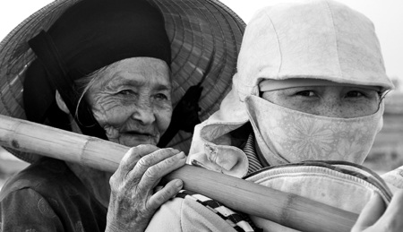 Mặn chát đời muối khi các cụ ở vào cái tuổi xế chiều.