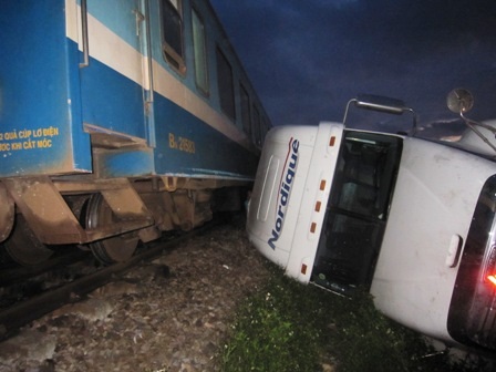 Xe buýt mất lái đâm nát đầu ô tô 4 chỗ 