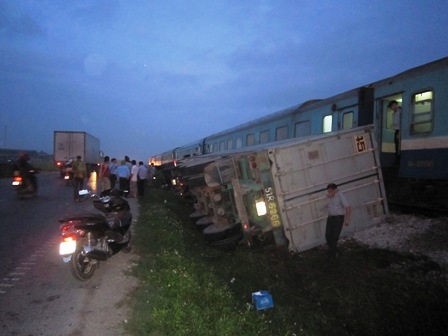 Xe buýt mất lái đâm nát đầu ô tô 4 chỗ 