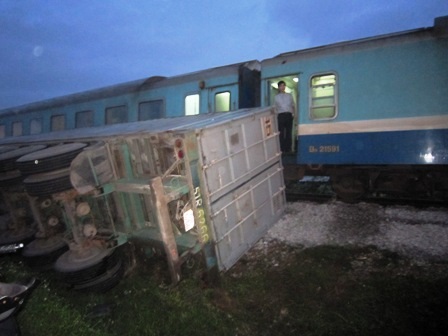 Xe buýt mất lái đâm nát đầu ô tô 4 chỗ 