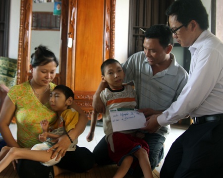 Thay mặt PV Dân trí, ông Lê Đức Cường - chủ tịch UBND huyện Quỳnh Lưu đã trao