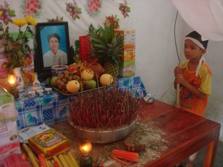 Con trai anh Lạng bên bàn thờ bố.