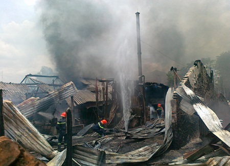 ... tuy nhiên, lúc này nhà của các hộ dân cũng đã cháy trụi thành tro tàn.