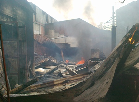 ... trong chốc lát đã thiêu rụi toàn bộ khu vực nhà của một số hộ dân ở khối 14, phường Cửa Nam.