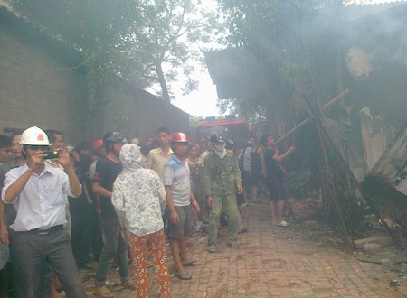 Hàng trăm người dân kéo đến xem đồng thời phải đối việc xe cứu hỏa không có nước để dập lửa.