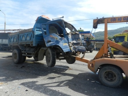 Chiếc xe tải hư hỏng nặng được cơ quan chức năng cẩu về phục vụ công tác điều tra.