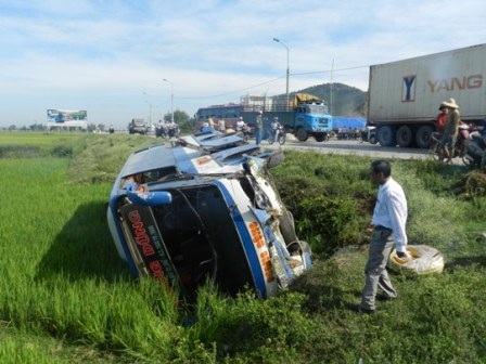 Sau cú đâm, chiếc xe khách văng xuống ruộng. 