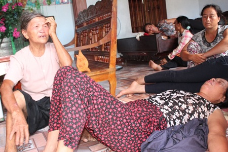 Chiều chủ nhật buồn bên dòng Nậm Pông - 5 Bà nội anh Duy (ngồi): Mi không về mà chăm mẹ Duy ơi''.