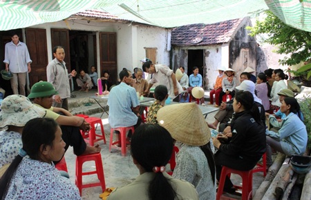 Bà con hàng xóm tới chia buồn cùng gia đình anh Huynh.