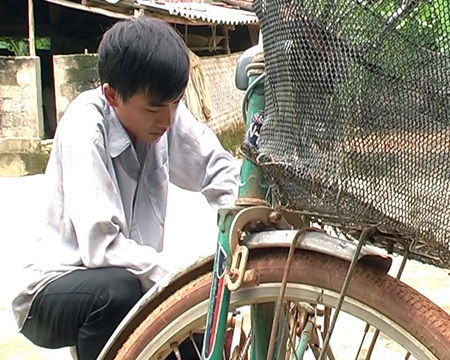 Chiếc xe đạp cà tàng gắn bó với Bình trên đường đến lớp.