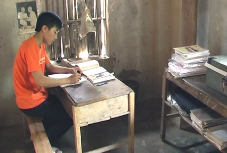 Góc học tập của Bình rất đơn sơ.