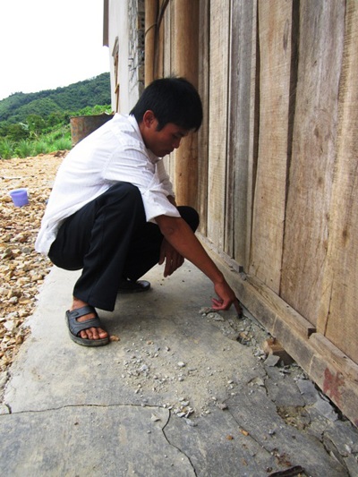 Nền nhà đã bong tróc...