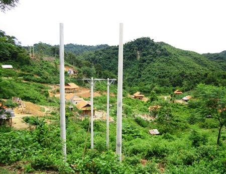 Hệ thống điện bản Định Phong, xã Tam Đình còn rất sơ sài.