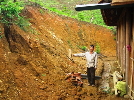 Con đường vào khu tái định cư cũng như các hộ dân phải ở trên cao.