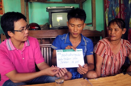 PV Dân trí trao 1.500.000 đồng của chị Việt Kiều Na Uy tới em Ngô Văn Thuận.