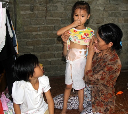 PV Dân trí trao 38.800.000 đồng tới chị Phan Thị Hoa.