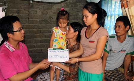 PV Dân trí trao 38.800.000 đồng tới chị Phan Thị Hoa.