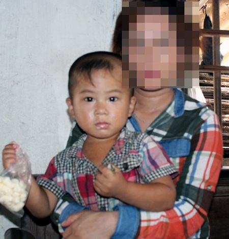 Chị Huệ bên đứa con nhỏ ngậm ngùi kể về những ngày tháng cay đắng tủi hờn đã qua của mình.