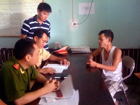 Công an lấy lời khai của lái xe.